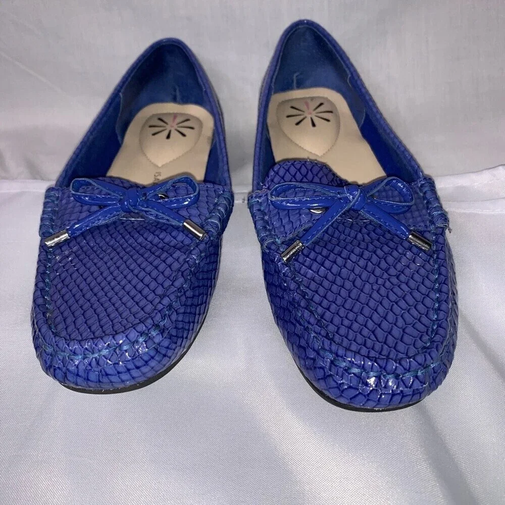 Isaac Mizrahi loafers  blue snake skin loafers/flats SZ 6 comfort slip on shoes